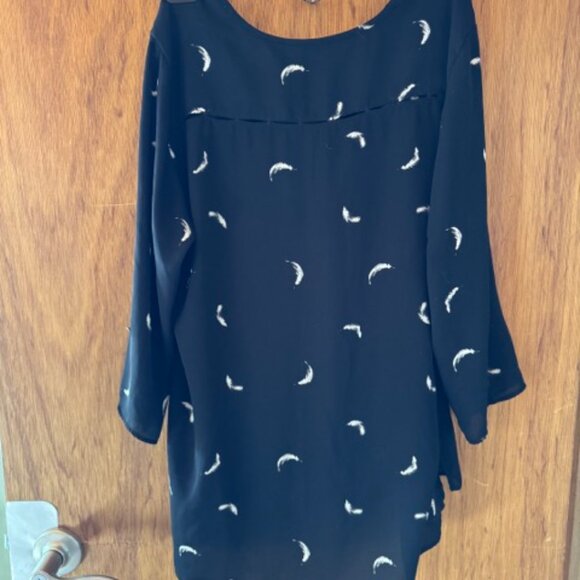 Dynamite Blouse Feathers Sweet detailing on the back - Picture 6 of 7